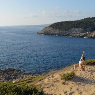 ~ Ανασυγκρότηση & Επανασύνδεση

Αγαπημένοι μαθητές και φίλοι καθώς σιγά σιγά οδεύομε προς το τέλος του καλοκαιριού είπα να σας ενημερώσω για τις προθέσεις μου. Αρχικά, ελπίζω να βρήκατε χώρο και χρόνο να συνδεθείτε με ότι σας δίνει χαρά και να αφομοιώσατε τις εμπειρίες και τα βιώματα ενός ιδιαίτερου χειμώνα αλλά και καλοκαιριού.

Έτσι, από τις 30 Αυγούστου θα ανασυγκροτήσουμε τις δυνάμεις μας και θα επανασυνδεθούμε. Όπως και πέρυσι θα προσφέρω ομαδικά μαθήματα γιόγκα και ατομικές συνεδρίες είτε διαδικτυακά είτε διά ζώσης. Και για όσους με ρωτάτε εάν θα διδάξω σε κάποιο στούντιο, υπάρχουν κάποιες συζητήσεις και θα σας ενημερώσω όταν έχω κάτι συγκεκριμένο.

Αναλυτικότερα, τι θα περιλαμβάνει η χρονιά που μας έρχεται:

~ Θα προσφέρω ομαδικά μαθήματα online και για μικρές ομάδες μέχρι τρία άτομα διά ζώσης στον χώρο μου κατόπιν συνεννόησης.

~ Τα ατομικά μαθήματα και συνεδρίες θα συνεχιστούν ανάλογα με τις ανάγκες σας είτε διά ζώσης είτε online.

~ Εκτός από τα μαθήματα Vinyasa και Hatha Yoga θα καθιερώσω και ένα με δύο μαθήματα την εβδομάδα Restorative Yoga (γιατί το νευρικό μας σύστημα παραπαίει εδώ και καιρό). ​Τα μαθήματα αυτά είναι ιδανικά για την διαχείρηση μυοσκελετικών θεμάτων, του χρόνιου πόνου και του άγχους. ​Ο αριθμός των μαθημάτων θα εξαρτηθεί από την εκδήλωση ενδιαφέροντος.

Για όσους δεν έχουν κάνει πρακτική μαζί μου, ο τρόπος που διδάσκω ενσωματώνει πρακτικές και πληροφορίες τόσο από την παράδοση της γιόγκα όσο και από την νευροεπιστήμη και την λειτουργική κίνηση. Η πρόθεσή μου είναι να σας υποστηρίξω στο προσωπικό ταξίδι σας στην διερεύνηση του εαυτού σας χρησιμοποιώντας ένα εύρος εργαλείων και πρακτικών.

Κλείνοντας, για όσους φτάσατε μέχρι το τέλος του κειμένου (σας συγχαίρω για την υπομονή σας) παρακαλώ επικοινωνήστε μαζί μου για περαιτέρω πληροφορίες και εκδήλωση ενδιαφέροντος είτε για ομαδικά είτε για ατομικά μαθήματα.

Καλή μας αντάμωση!

​#yoga #yogaonline #yogapractice #inpersonyogaclasses #yogaclasses #yogaforbeginners #yogaeirini #yogastudent #yogateacher #yogaforall